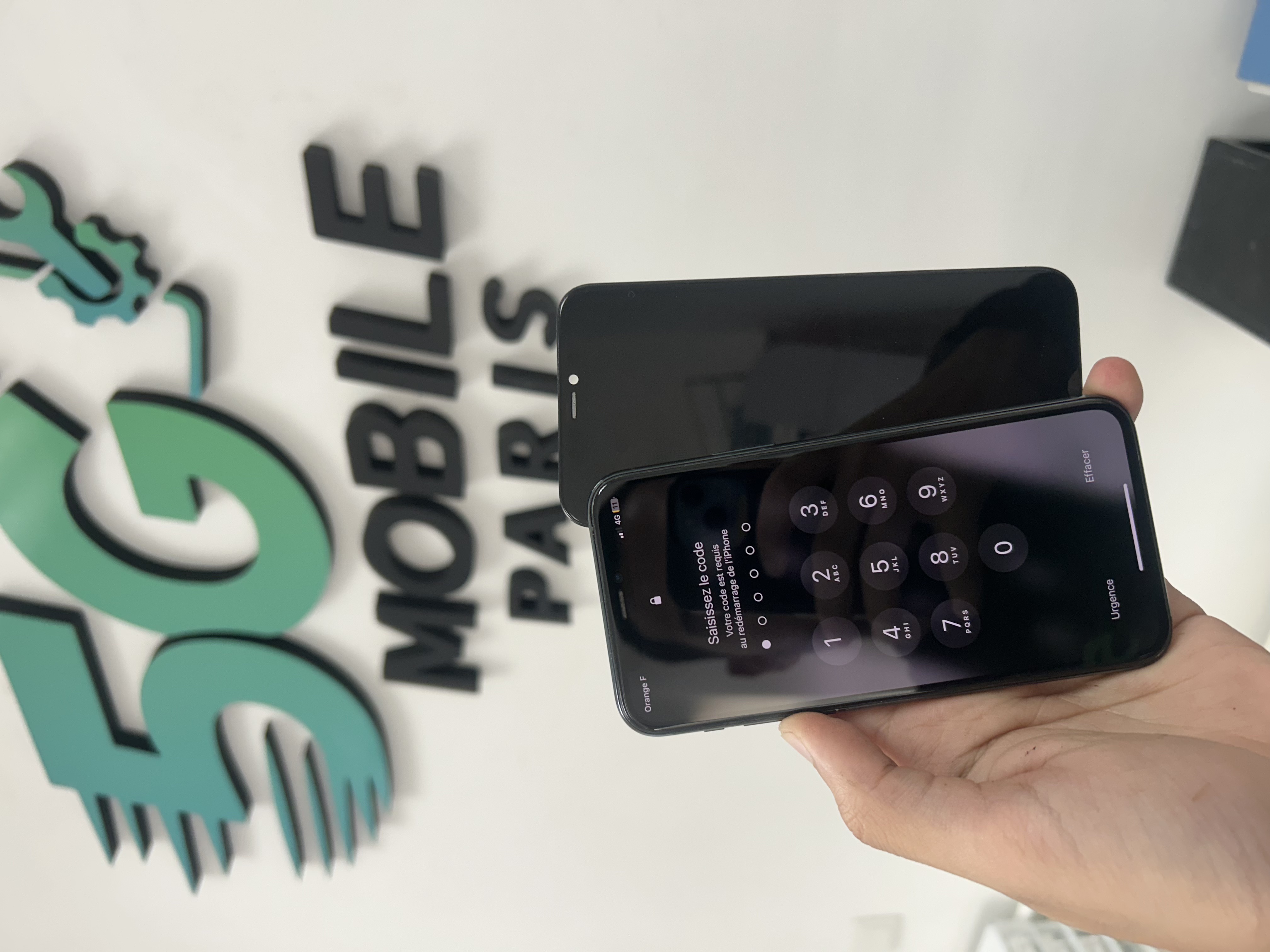 Atelier équipé réparation téléphone iPhone Samsung Paris 13